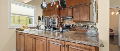 Rumah Keluarga | Dapur pribadi | Lemari es besar, microwave, oven, dan kompor