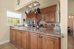 Casa família | Cozinha privada | Geladeira grande, micro-ondas, fogão, cooktop