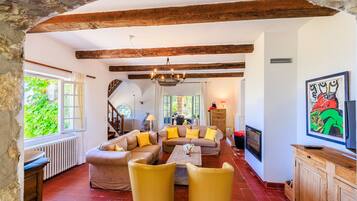 Télévision, cheminée