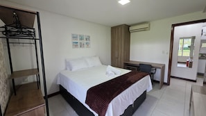 Appartement, vue cour intérieure | Espace de travail pour ordinateur portable, Wi-Fi gratuit