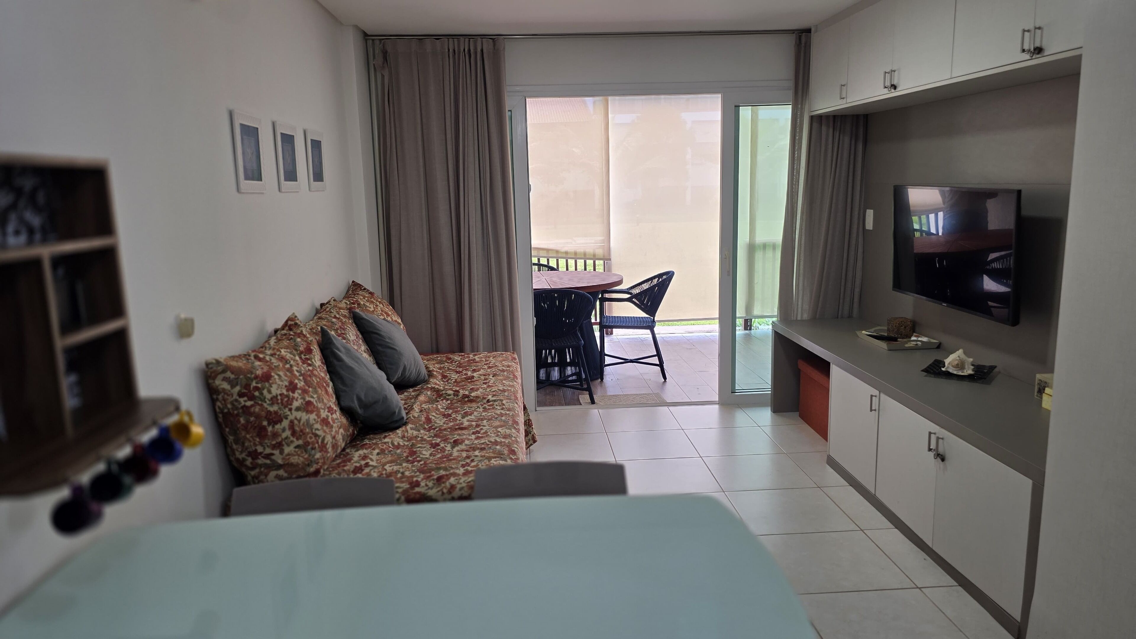 Apartamento básico, vista para o pátio | Área de estar