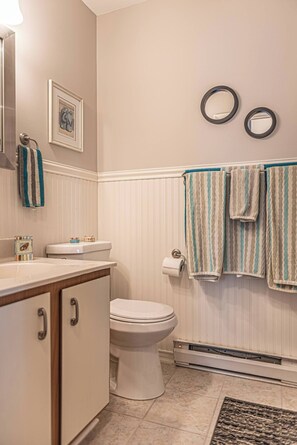 Haartrockner, Handtücher, Toilettenpapier