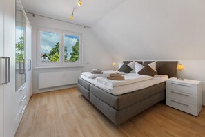 2 bedrooms, WiFi, bed sheets - Apartment 'Hus An´t Water' with Sea View, Wi-Fi and Air Conditioning (Wunstorf)