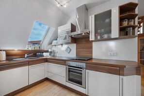 Fridge, microwave, oven, stovetop - Apartment 'Hus An´t Water' with Sea View, Wi-Fi and Air Conditioning (Wunstorf)