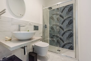 Classic Townhome, 1 Queen Bed, Private Bathroom | Bathroom | Shower, hair dryer, towels, soap