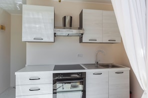 Comfort Townhome, 1 Queen Bed, Private Bathroom | Private kitchen
