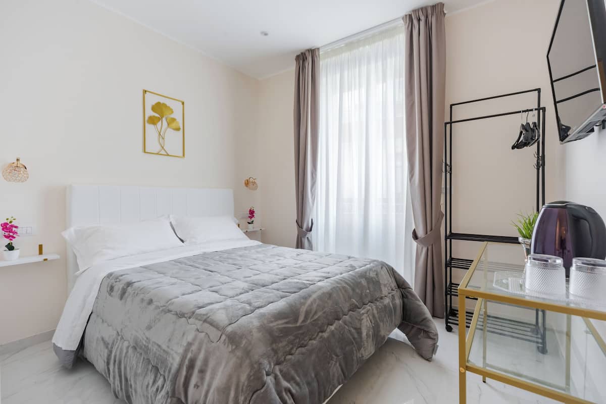 Basic Townhome, 1 Queen Bed, Private Bathroom | Iron/ironing board, free WiFi
