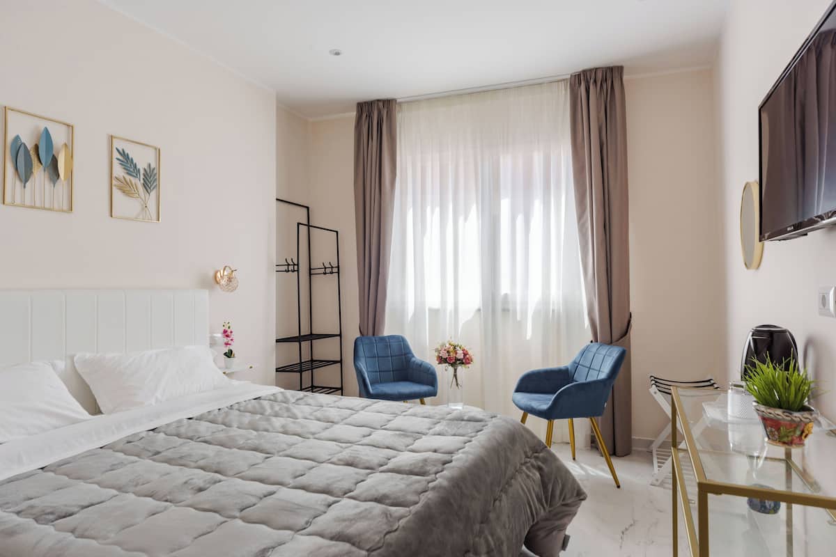 Classic Townhome, 1 Queen Bed, Private Bathroom | Iron/ironing board, free WiFi