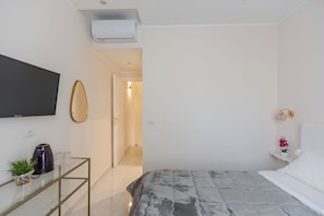 Casa geminada básica, 1 cama Queen, banheiro privativo | Quartos à prova de som, ferros/tábuas de passar roupa, Wi-Fi de cortesia