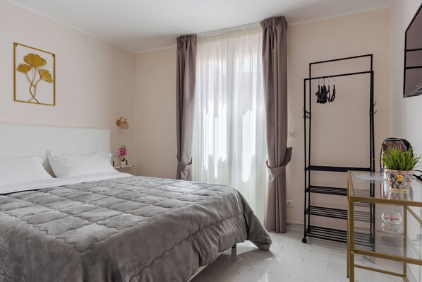 Comfort Townhome, 1 Queen Bed, Private Bathroom | Iron/ironing board, free WiFi