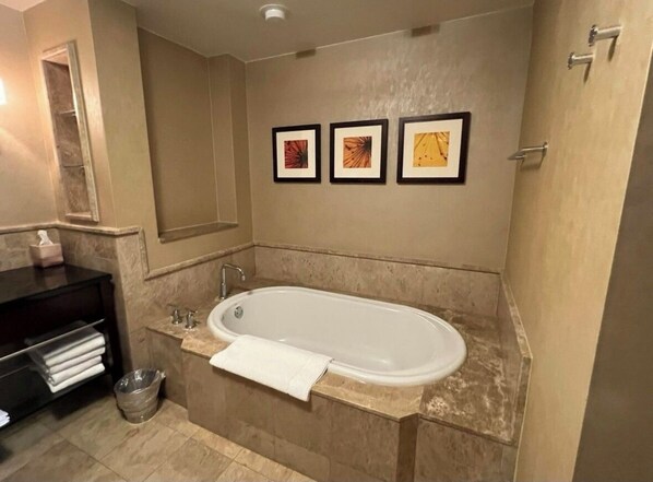 Douche, séchoir à cheveux, serviettes fournies, savon