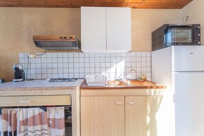 Køleskab, mikrobølgeovn, ovn, kogeplade