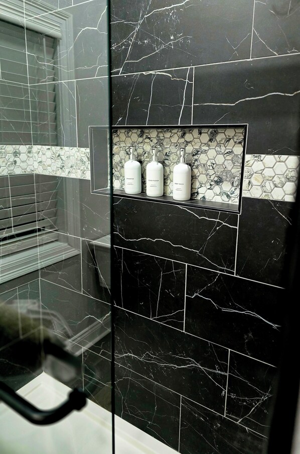 Douche, séchoir à cheveux, serviettes fournies, savon
