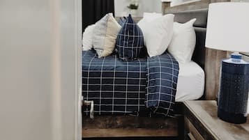 3 quartos, escrivaninha, ferros/tábuas de passar roupa