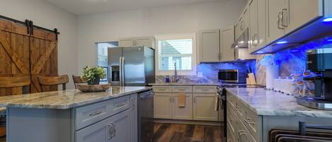 Geladeira, micro-ondas, fogão, cooktop