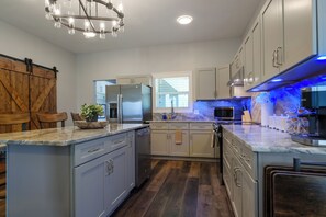 Refrigerador, microondas, horno, placa de cocina