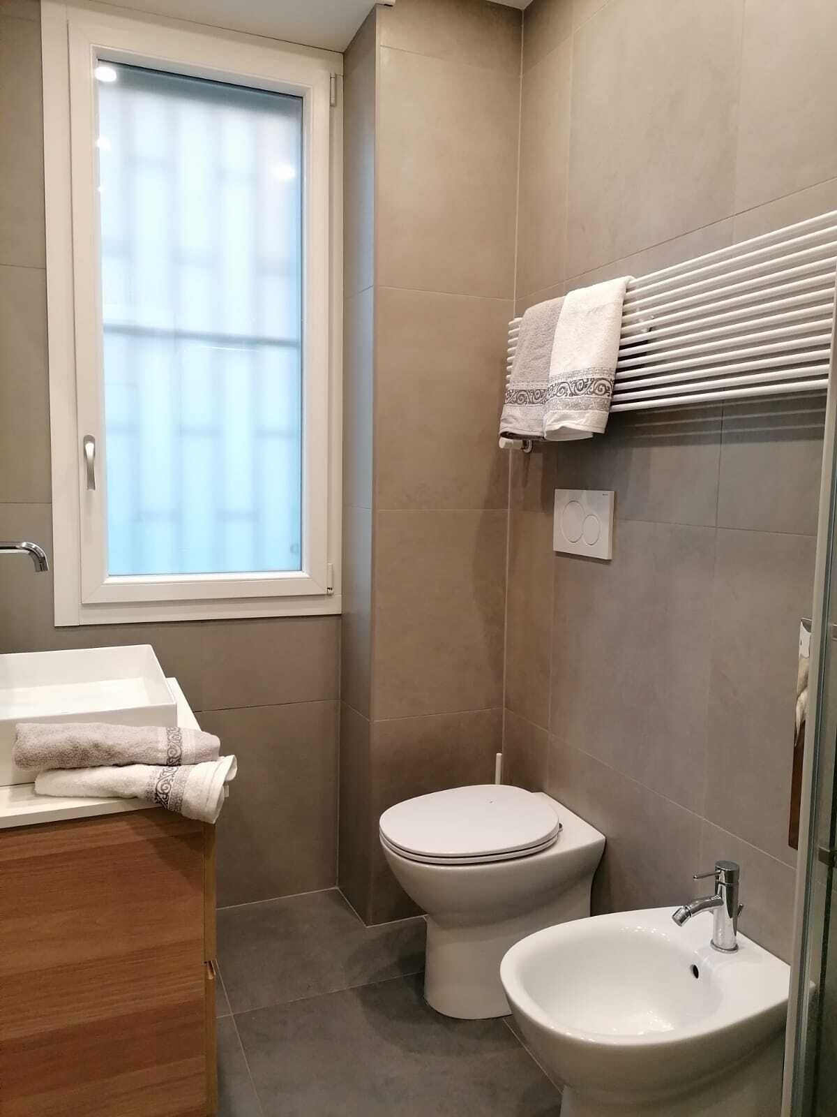 Secadora de cabello, bidet, toallas, papel de baño 