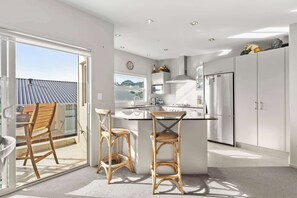 Réfrigérateur, micro-ondes, plaque de cuisson, lave-vaisselle