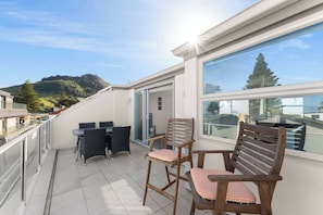 Outdoor dining - Harbour Views Townhouse (Mount Maunganui)