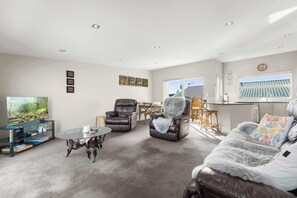 TV - Harbour Views Townhouse (Mount Maunganui)