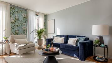 Smart TV, fireplace, books, stereo