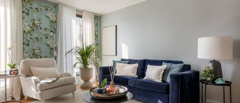 TV connectée, cheminée, livres, chaîne hi-fi