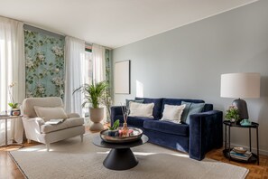 Smart TV, fireplace, books, stereo