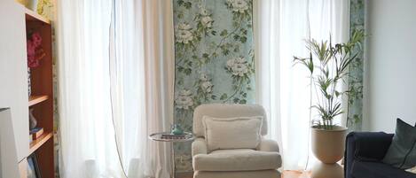 Smart TV, caminetto, libri, impianto stereo