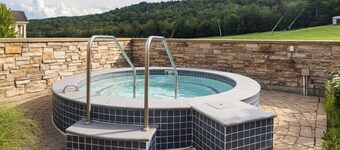 Charming 2-Bedroom Ski-In/Ski-Out at Jackson Gore