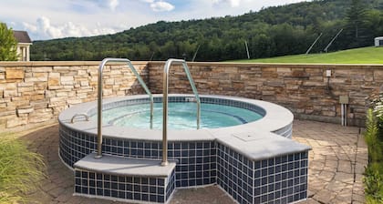 Charming 2-Bedroom Ski-In/Ski-Out at Jackson Gore