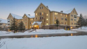 A multi-story hotel with a symmetrical facade, large windows, and a central entrance. - Charming 2-Bedroom Ski-In/Ski-Out at Jackson Gore (Ludlow)