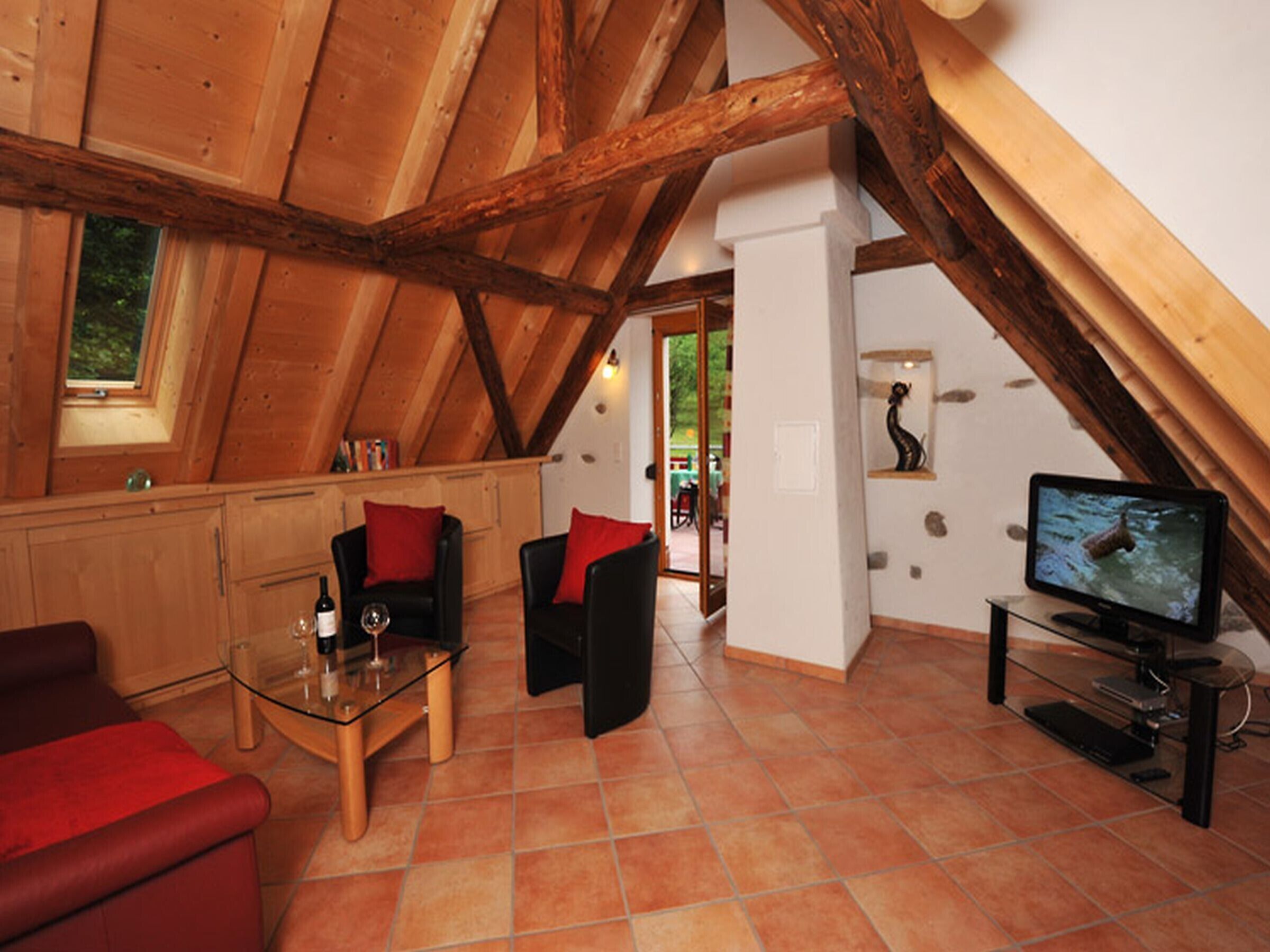 Fernseher, Kamin, Tischtennisplatte, Stereoanlage