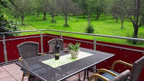 Outdoor dining - Holiday Home 'Am Kropbach' with Mountain View, Private Terrace and Wi-Fi (Staufen)
