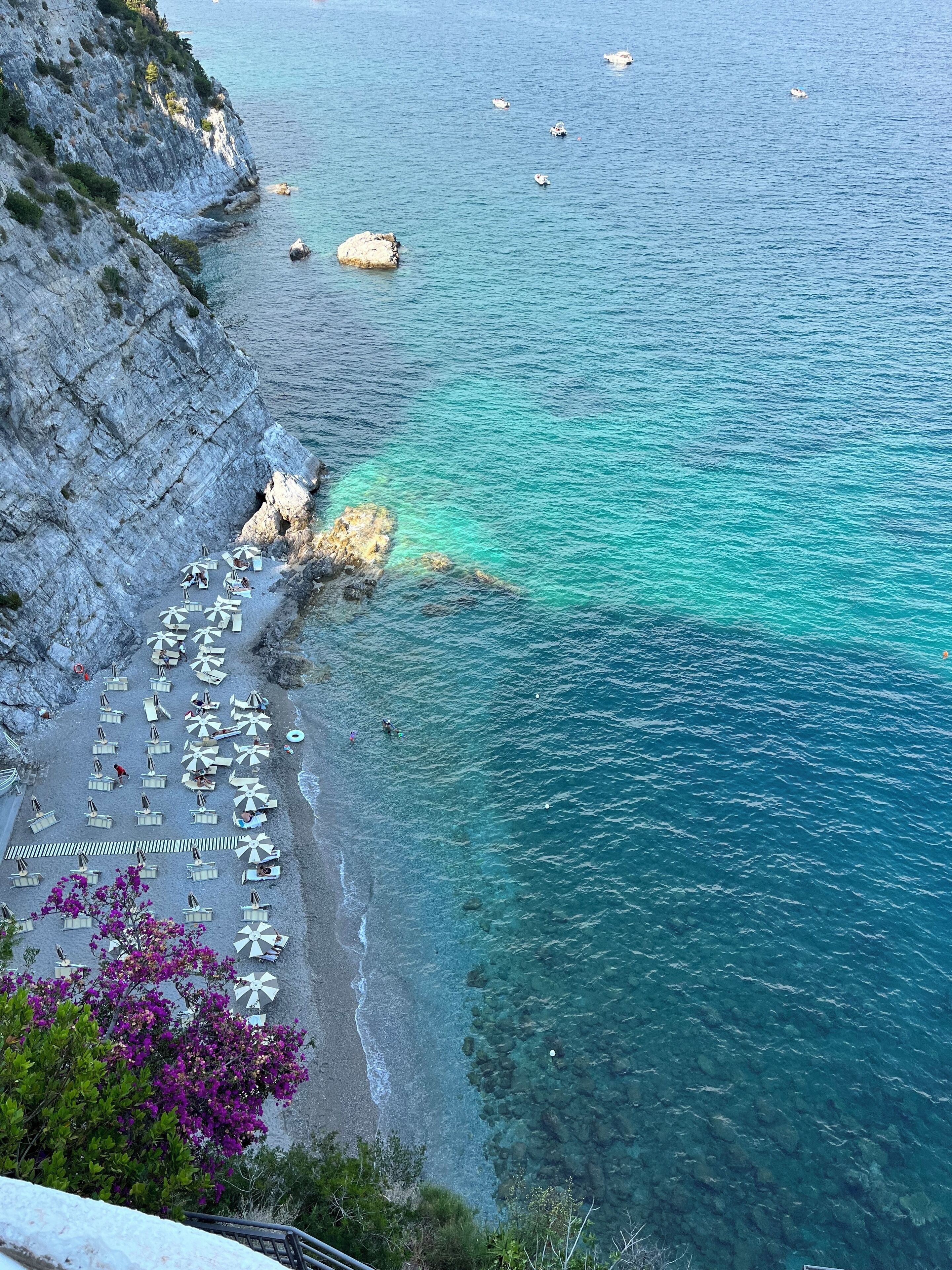 Aurinkotuoleja, rantapyyhkeitä