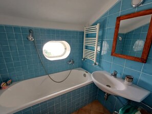 Shower, hair dryer, bidet, towels - Villa San Vito Amalfi Coast.A timeless charm for a perfect escape. (Raito)