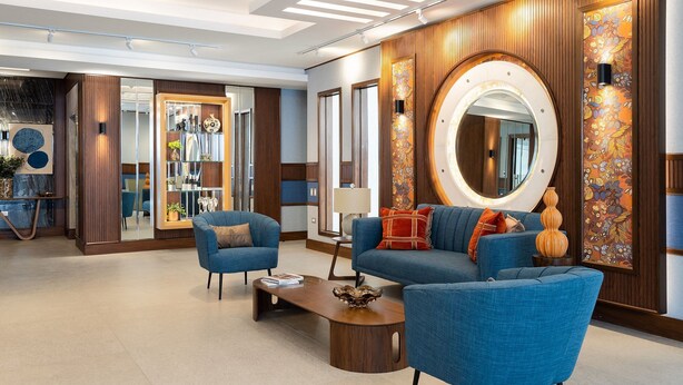 Un salon moderne avec un canapé, des fauteuils et une table basse.