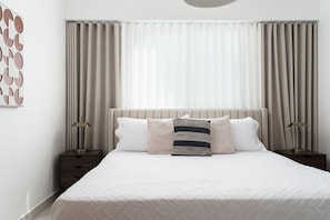 1 habitación, tabla de planchar con plancha y ropa de cama 