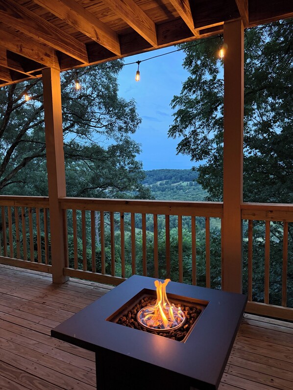 Property grounds - The Hideaway House at The Bluebird - 3 bed/4 bath, pet friendly, hot tub! (Eureka Springs)