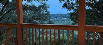 The Hideaway House at The Bluebird - 3 bed/4 bath, pet friendly, hot tub!