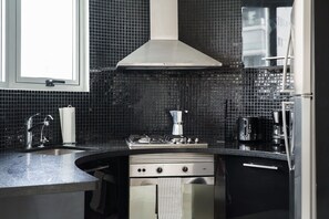 Kühlschrank, Mikrowelle, Ofen, Wasserkocher mit Kaffee-/Teezubehör