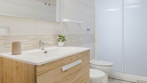 シャワー、ヘアドライヤー、ビデ、タオル