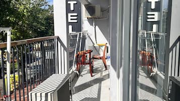 Standard Triple Room, City View | Teres/patio