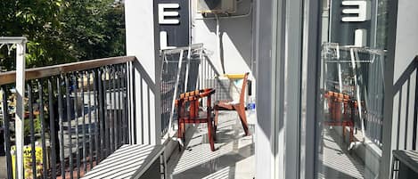 Habitació triple estàndard, vistes a la ciutat | Terrassa o pati