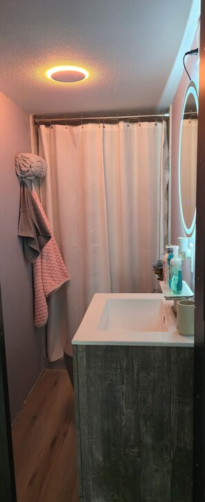 Towels, soap, shampoo, toilet paper - Alvin with all serenity and bliss yet close to everything (Alvin)