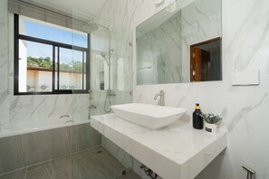 Ducha, secador de pelo, bidé y toallas