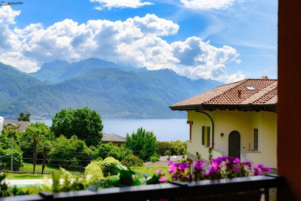 Property grounds - Lake View in Menaggio (Poggio Fiorito Apt.) (Menaggio)