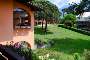 Property grounds - Lake View in Menaggio (Poggio Fiorito Apt.) (Menaggio)