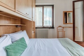 1 bedroom, in-room safe, iron/ironing board, free WiFi