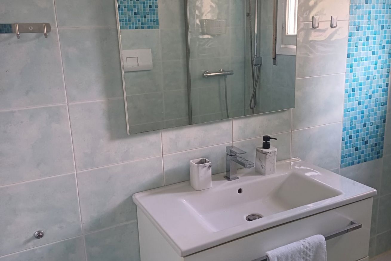 Douche, sèche-cheveux, bidet, serviettes fournies