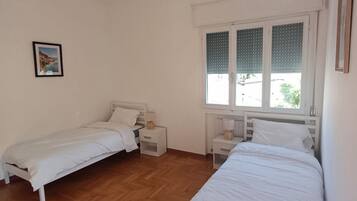 3 chambres, coffres-forts dans les chambres, fer et planche Ă repasser